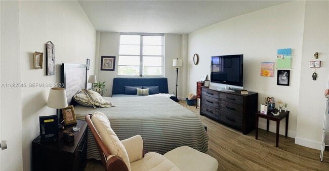 Building Photo - 1455 N Treasure Dr