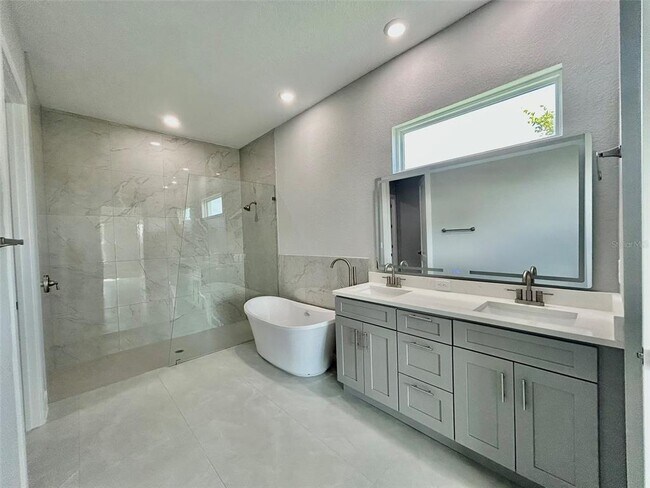 Building Photo - 8147 Tracy Cir