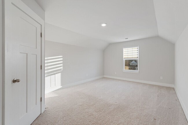 Building Photo - Beautiful 4 Bedroom Home