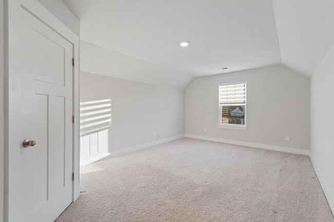 Building Photo - Beautiful 4 Br, 2 BA Home with 2 Car Garag...