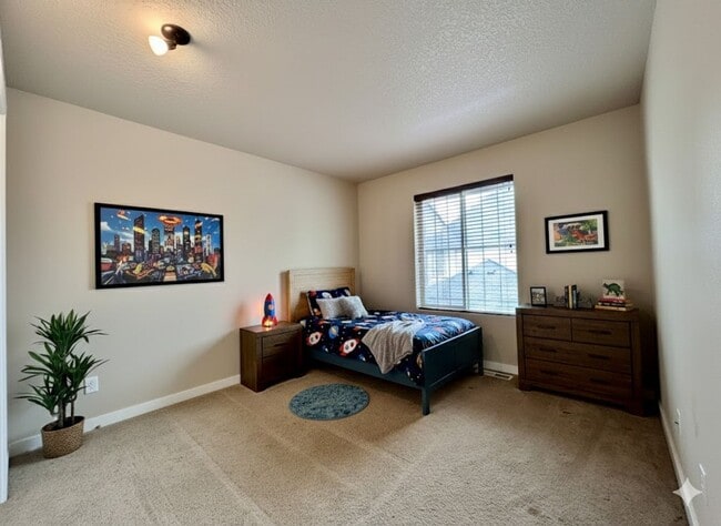 Building Photo - Modern 4-Bedroom Gem | Maintenance-Free Living & Private Side Yard!