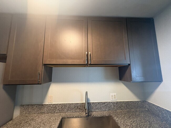 Building Photo - MOVE IN SPECIAL! $100 OFF FIRST 2 MONTHS OF RENT!!! 2 BEDROOM 1 BATH