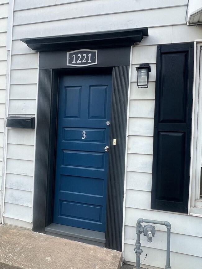 Building Photo - 1221 E Philadelphia St