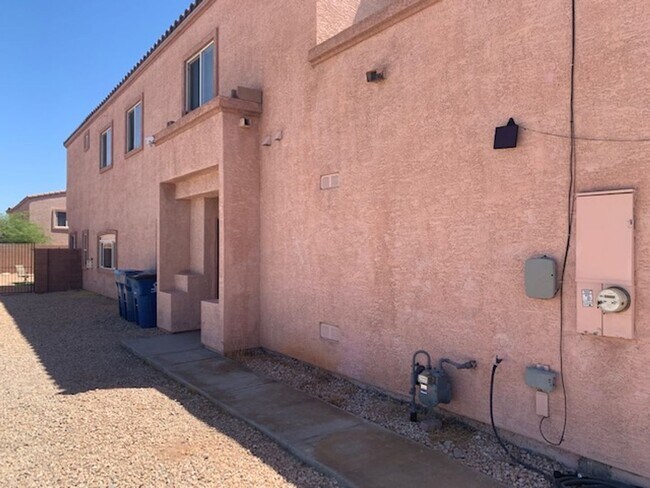Building Photo - 3 Bedroom Townhouse