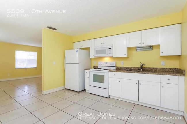 Building Photo - RECENTLY RENOVATED DUPLEX IN PINE MANOR!!!