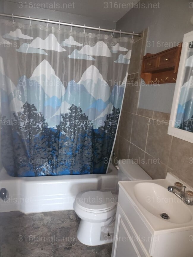 Building Photo - $1,050 3 bedroom / 2 bathroom - Single Family Home