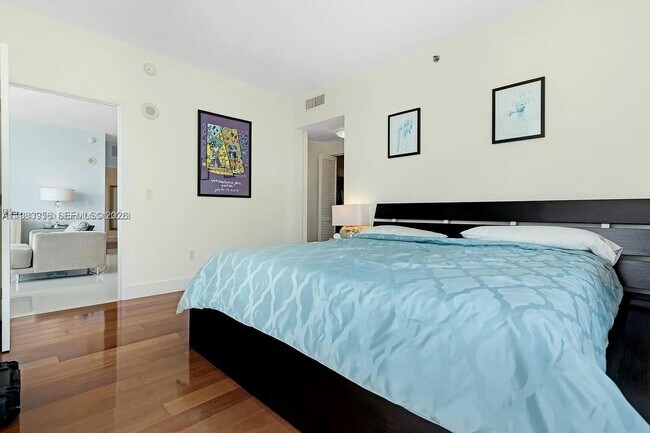 Building Photo - 950 Brickell Bay Dr