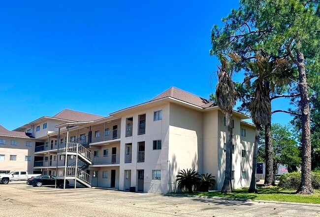 Building Photo - ***MOVE-IN SPECIAL***- MOVE IN OCT 15TH AN...