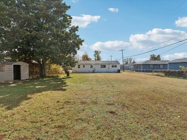 Building Photo - 411 W 46th St