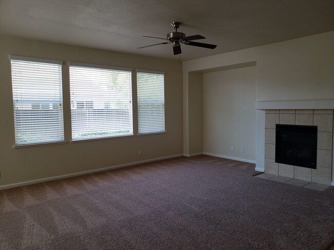 Building Photo - Huge Bella Flora house ready for you to ca...