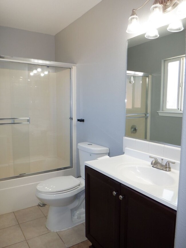 Building Photo - Convenient Location - Cul De Sac