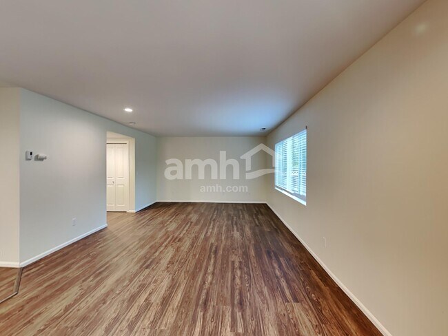 Building Photo - 6640 Sarazen St SE