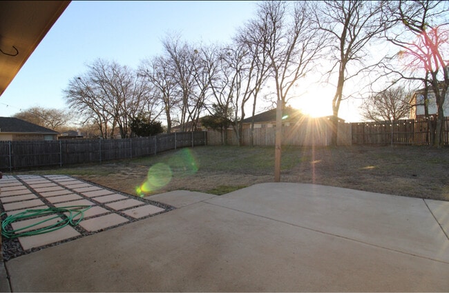 Building Photo - 1405 Meadowlark Ln