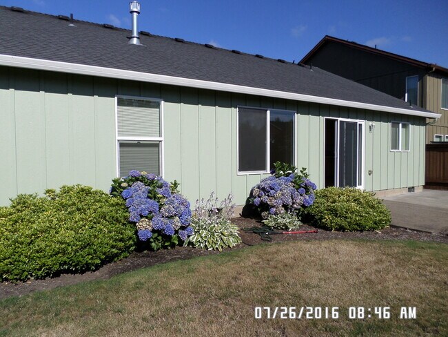 Building Photo - 3 Bedroom, 2 Bathroom Home with a 2 Car Ga...