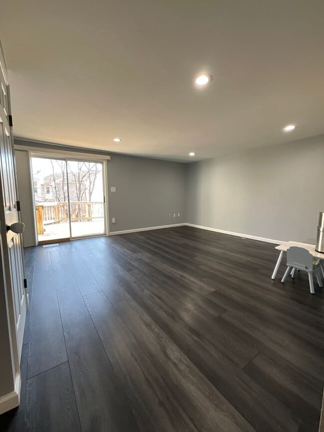 Building Photo - Beautiful 2BR 2BA 3 level townhome located in the Bowling Brook Farms Community