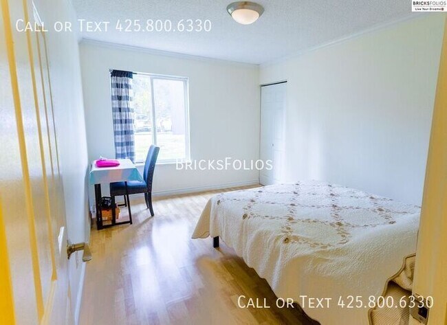 Building Photo - Prime Bellevue Condo, conveniently located...