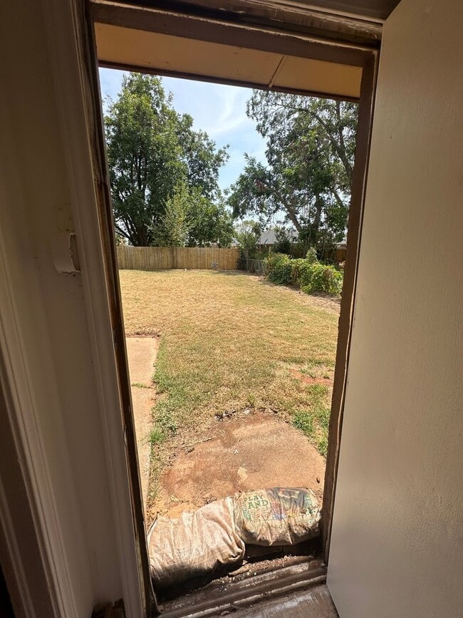 Building Photo - 3 Bed 1 Bath Brick Home with 1 Car Garage