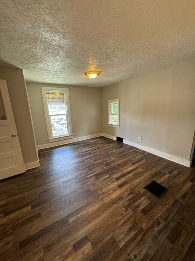 Building Photo - 520 Riverside Ave