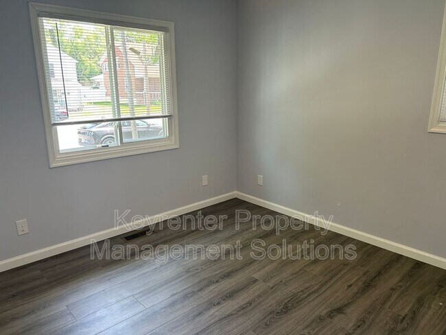 Building Photo - 421 N Charlotte Ave
