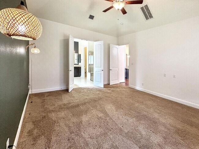 Building Photo - Spacious & Stylish 4-Bedroom Home with Mod...