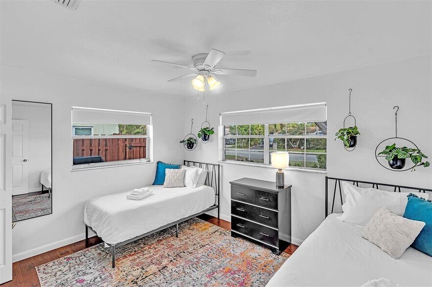 Building Photo - 4633 SW 28th Ave