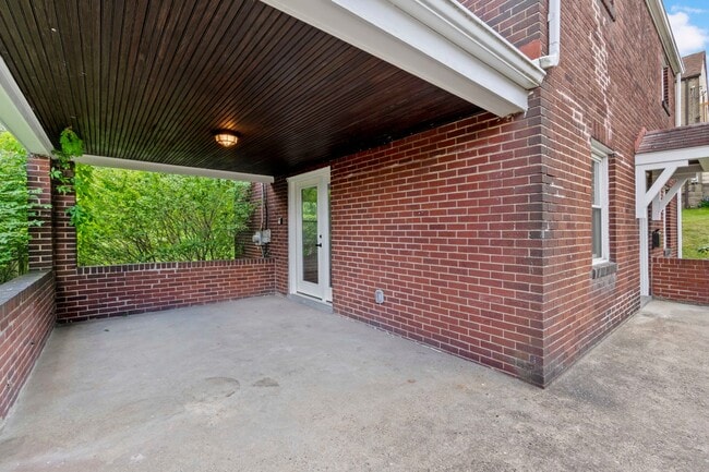 Building Photo - AVAILABLE NOW! Fully RENOVATED 3 bedroom in McKeesport!