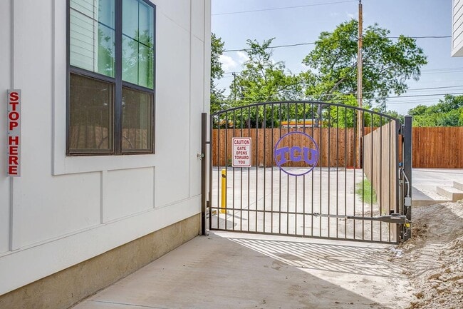 Building Photo - 2333 Benbrook Blvd
