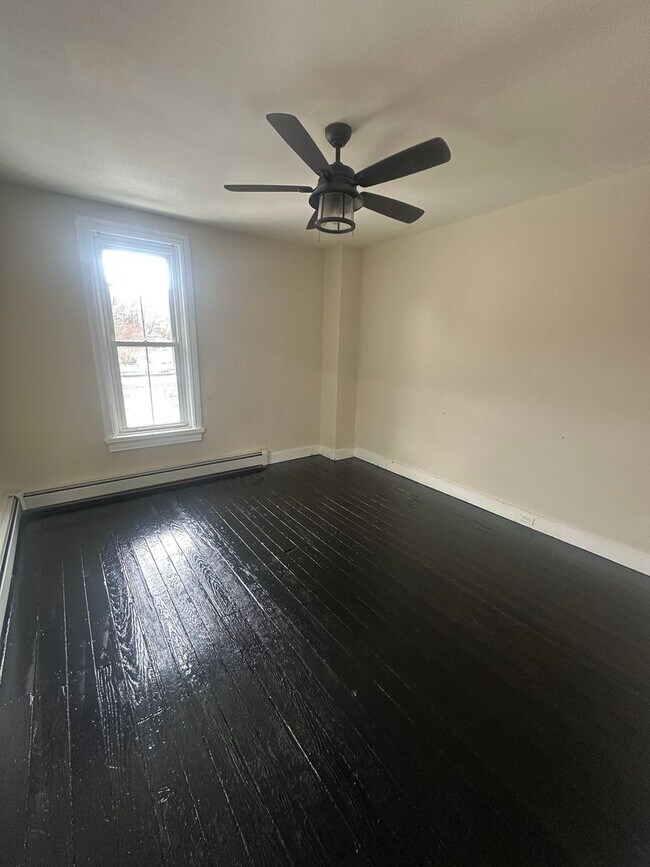 Building Photo - 409 Walnut St