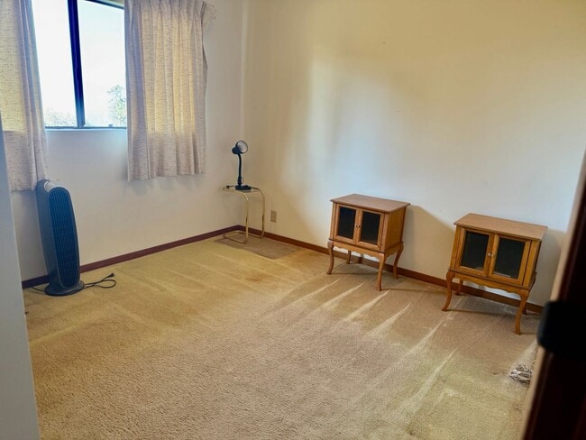 Building Photo - Experience comfort in this charming 3 bed, 2 bath rental home with a wood-burning stove, sunken j...