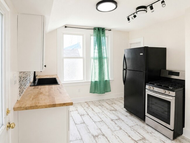Building Photo - 1328 E 120th St