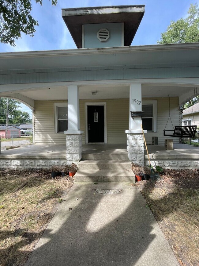 Building Photo - 1902 N 16th St