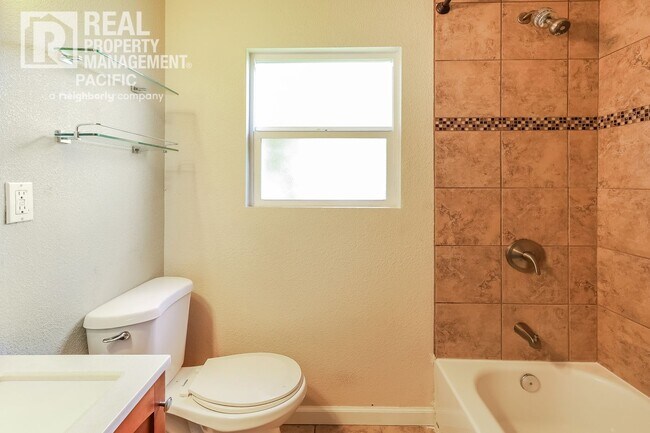 Building Photo - Charming 3-Bedroom Home in Glenview