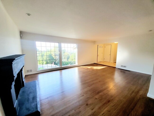 Building Photo - Hillsborough home with Bay views