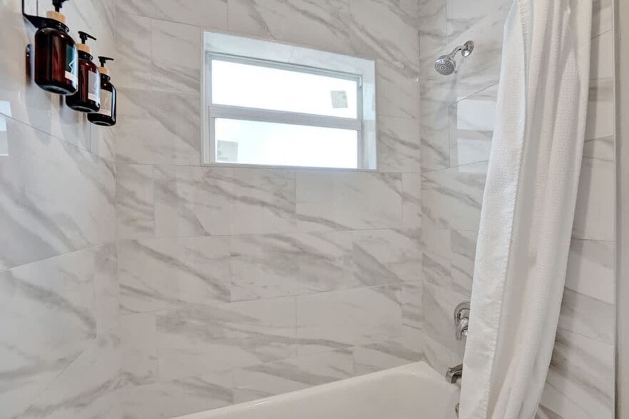 Building Photo - 3204 NE 9th St