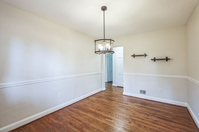 Building Photo - Beautifully Maintained 4BR/2BA Home in Sil...