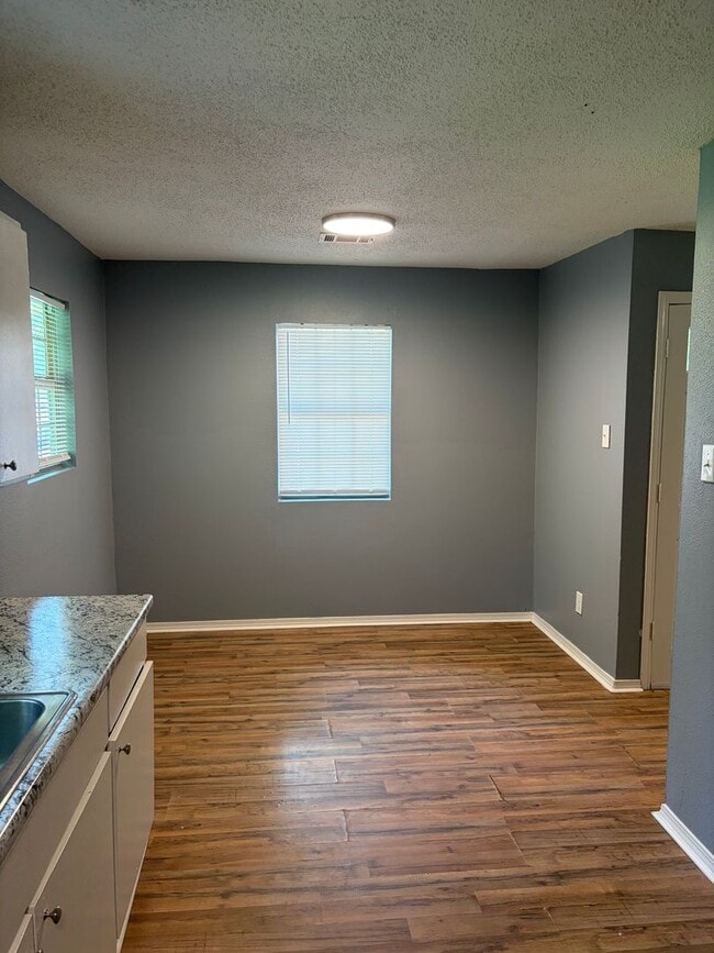 Building Photo - 3 bedroom and 1 bathroom house- $1000 move-in special
