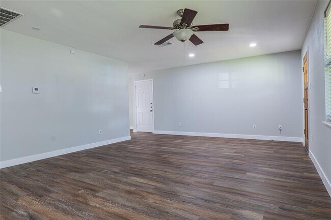 Building Photo - 9014 Slayton Dr