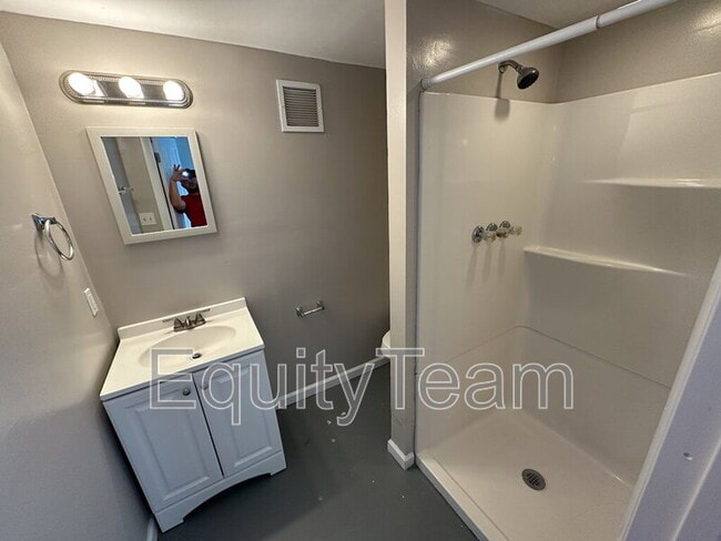 Building Photo - 5106 Chantilly Dr
