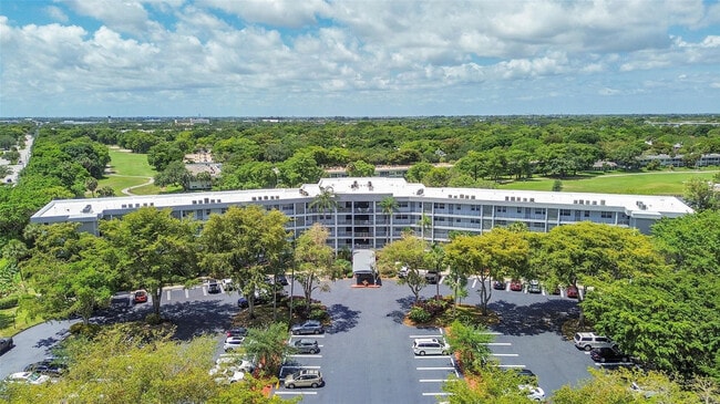 Building Photo - 4020 W Palm Aire Dr