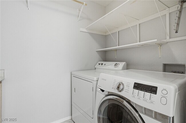 Building Photo - 2001 Madagascar Ln