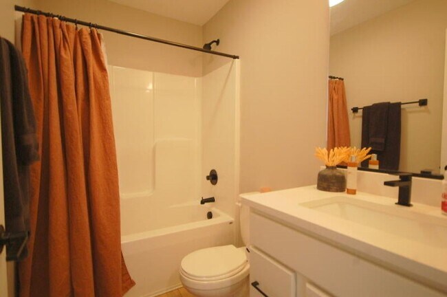Building Photo - Golf Course Townhome
