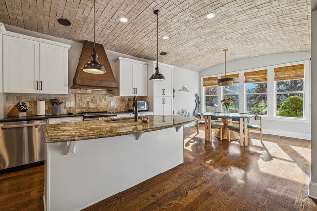 Building Photo - 594 Lake Haven Dr