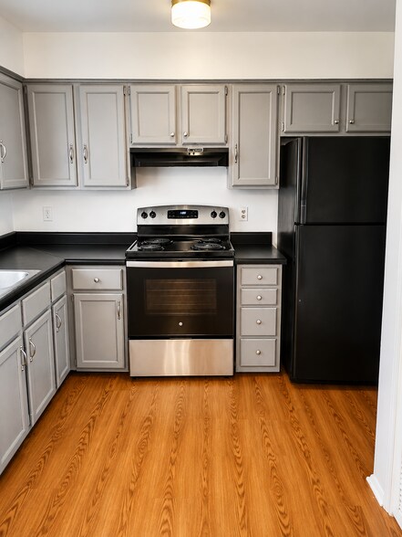 Kitchen new electric stove - 303 Rutherford Ave NW