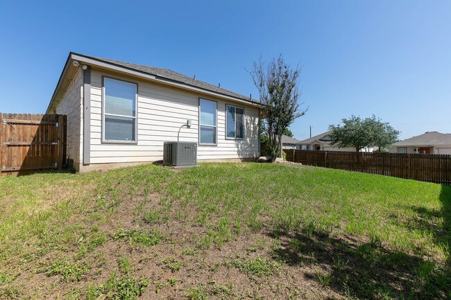 Building Photo - Boerne, TX ~Single Story 3 Bedroom near Ca...