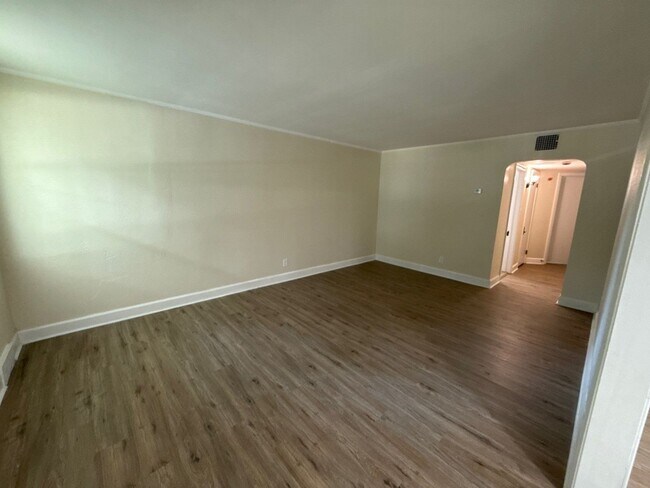 Building Photo - Freshly Renovated 3-Bedroom Home – Quality...