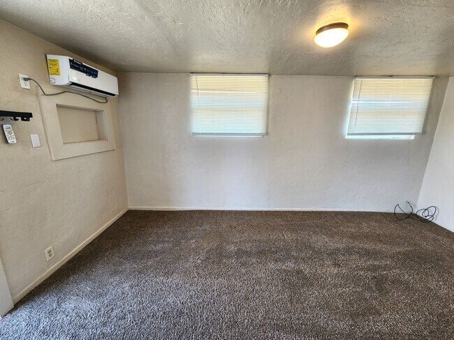 Building Photo - 1037 Brownlee Ave