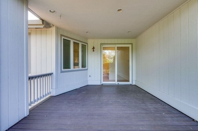 Building Photo - Large 3,767 sqft home on a 10,000 sqft lot- 2 bed located on 1st floor w/ separate entrance - Top...