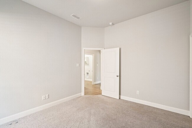 Building Photo - 1709 Everitt Trail