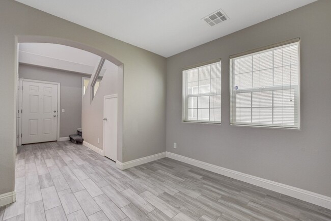 Building Photo - Beautiful 2 Story, 3 Bedroom Home Northwest!