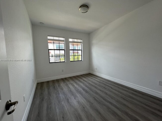 Building Photo - 11539 SW 13th Dr